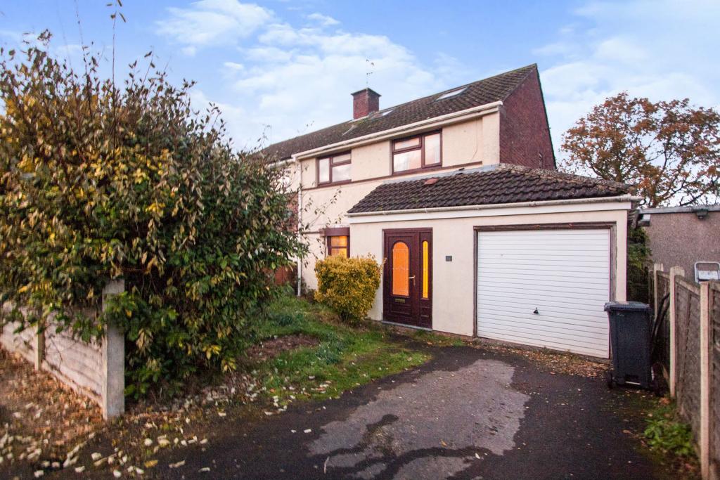 3 bedroom semidetached house for sale in Greenfield Crescent, Bristol