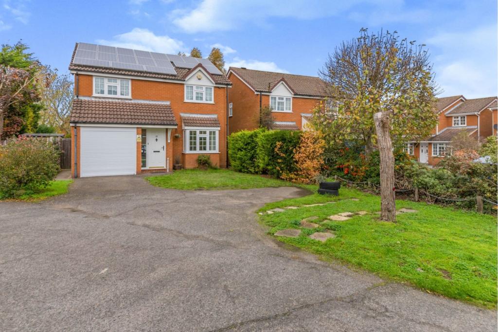 4 bedroom detached house for sale in Sitwell Close, Lawford