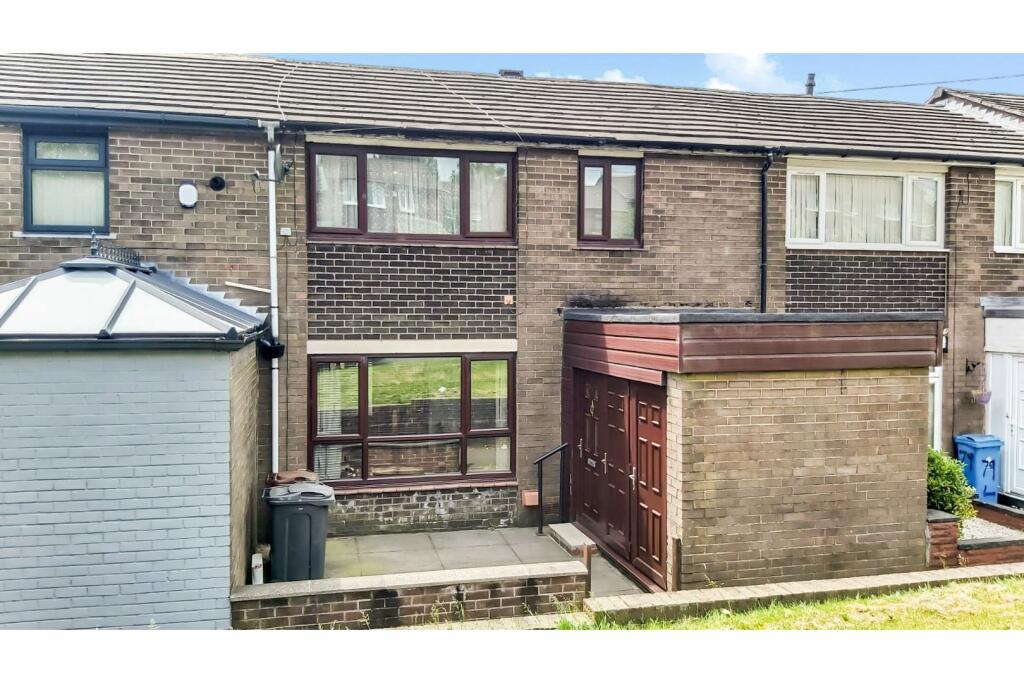 3 bedroom town house for sale in Longfellow Crescent, Oldham, OL1