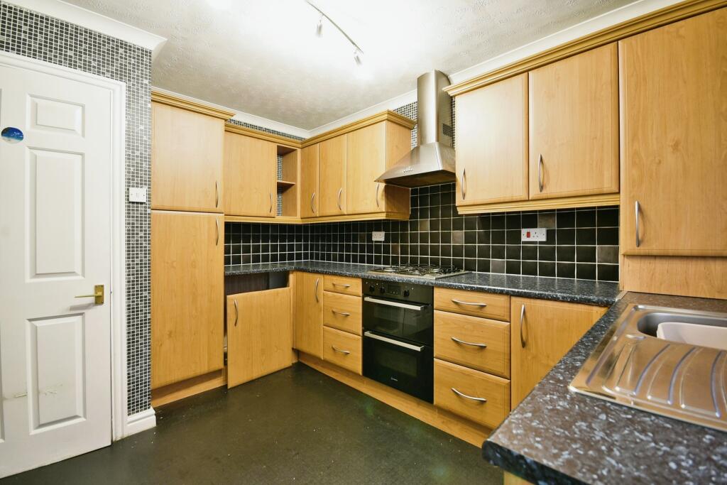 2 bedroom bungalow for sale in Knowle Avenue, Ashtonunderlyne, OL7