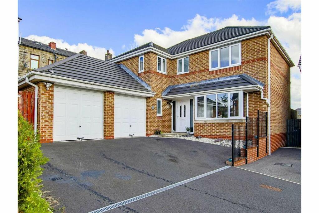 4 bedroom detached house for sale in Cockerell Drive, Bacup, OL13