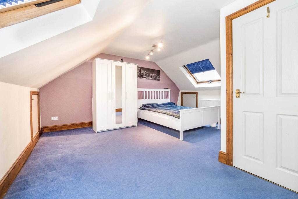 6 bedroom semidetached house for sale in Cavendish Gardens, Barking, IG11