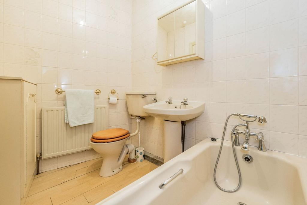 6 bedroom semidetached house for sale in Cavendish Gardens, Barking, IG11