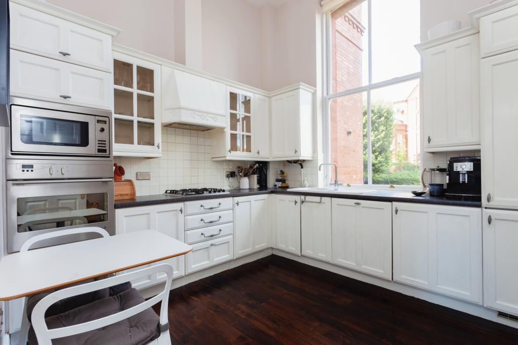 2 bedroom ground floor flat for sale in Hampstead Avenue, Woodford