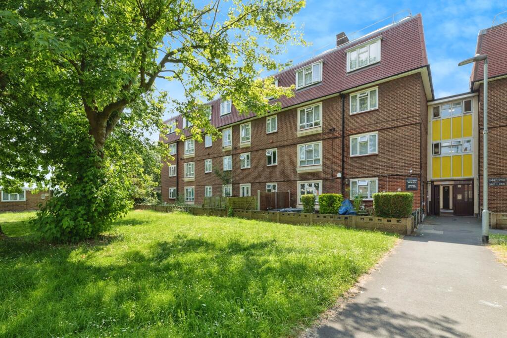 1 bedroom flat for sale in Bastable Avenue, Barking, IG11