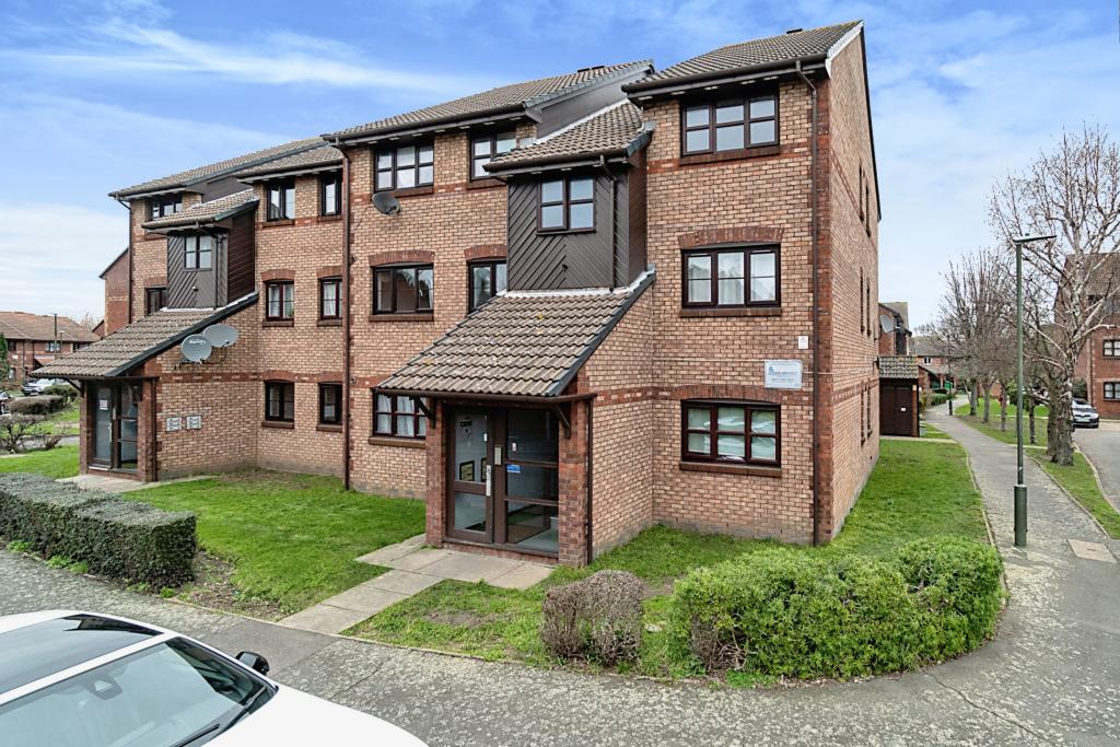 2 bedroom flat for sale in Lowry Crescent, Mitcham, CR4