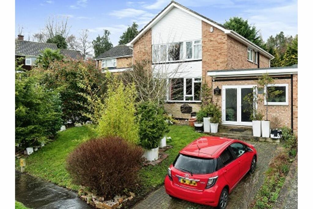 5 bedroom detached house for sale in Roxton Gardens, Addington Village