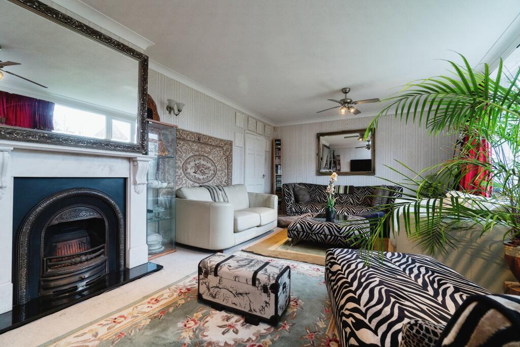 5 bedroom detached house for sale in Roxton Gardens, Addington Village