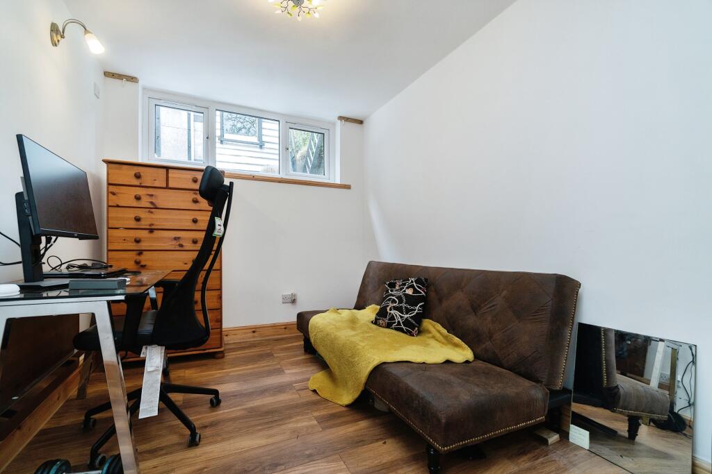 5 bedroom detached house for sale in Roxton Gardens, Addington Village