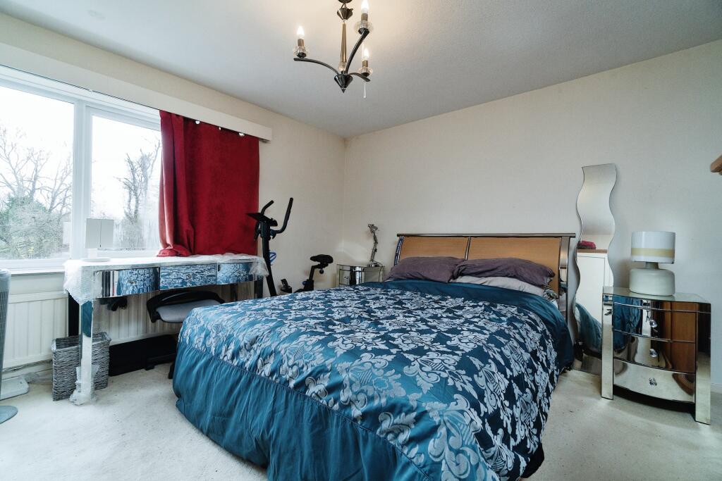 5 bedroom detached house for sale in Roxton Gardens, Addington Village
