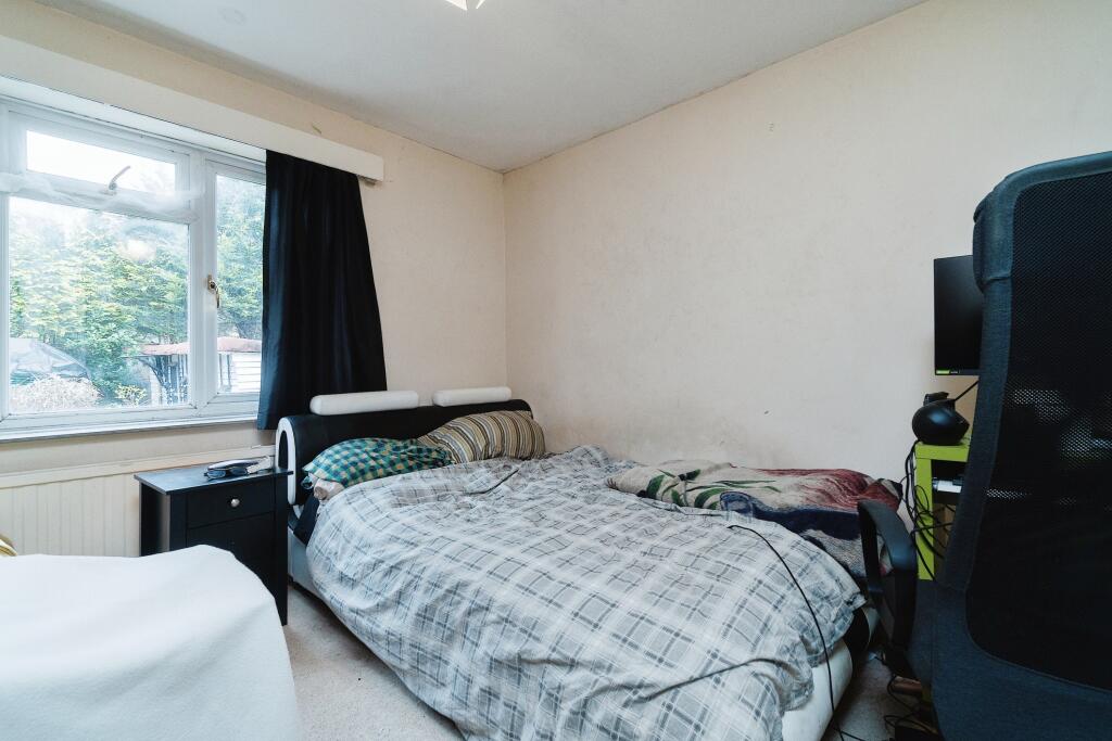 5 bedroom detached house for sale in Roxton Gardens, Addington Village