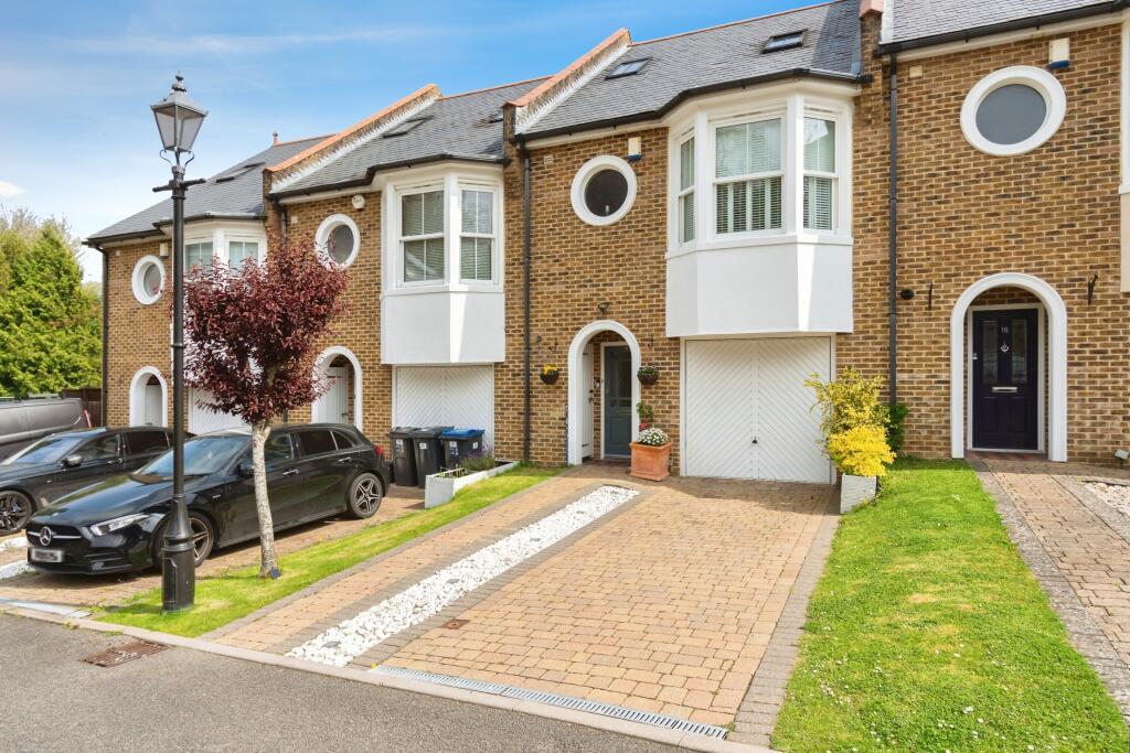 4 bedroom terraced house for sale in Glenside Close, Kenley, CR8