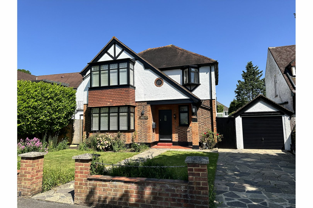 4 bedroom detached house for sale in Warwick Road, Coulsdon, CR5
