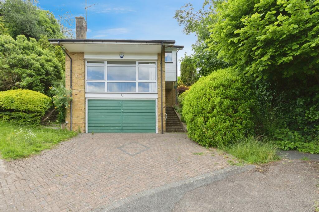 4 bedroom detached house for sale in Dunedin Drive, Caterham, CR3