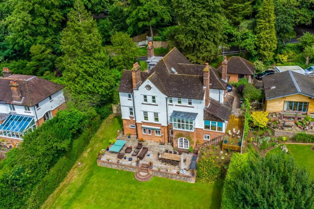 5 bedroom detached house for sale in Hazelwood Lane, Chipstead, CR5
