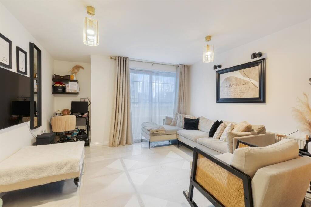 Main image of property: 60 Sydenham Road, Croydon, CR0