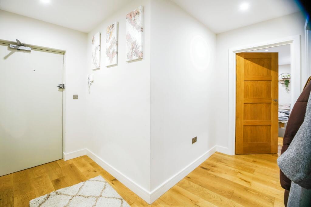 Additional property image - 38 Woodcote Grove Road, Coulsdon, CR5