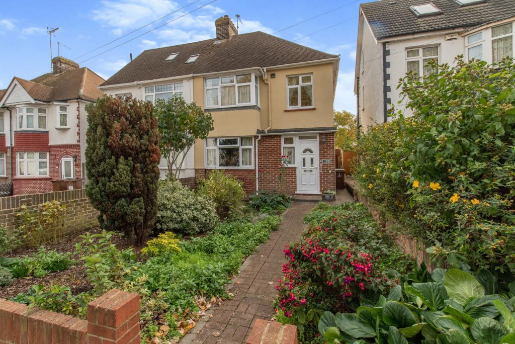 4 bedroom semidetached house for sale in Hawthorne Avenue, Rainham