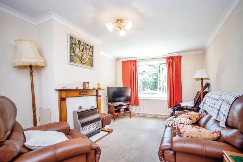 3 bedroom semidetached house for sale in Lyminge Close, Gillingham, ME8