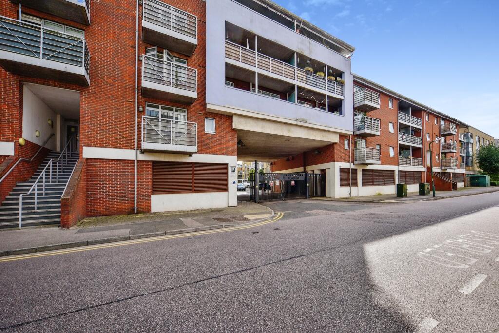 1 bedroom flat for sale in Kingfisher Meadow, Maidstone, ME16