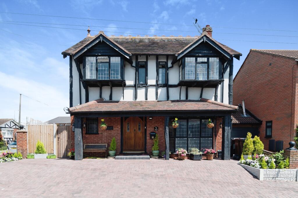 4 bedroom detached house for sale in Waarden Road, Canvey Island, SS8