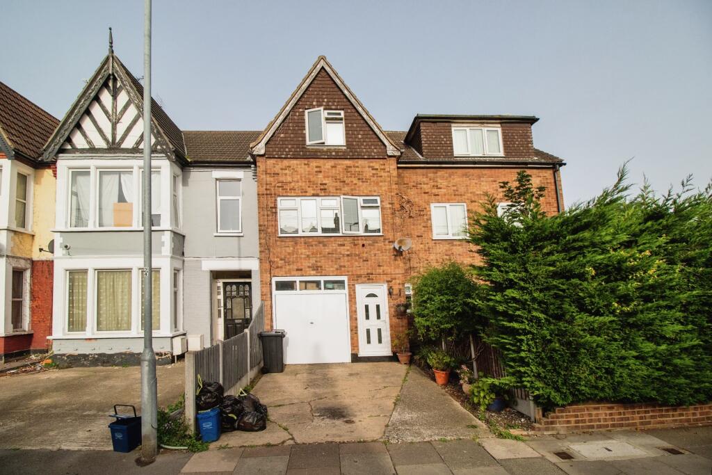 3 bedroom terraced house for sale in Valkyrie Road, Westcliff-on-sea, SS0