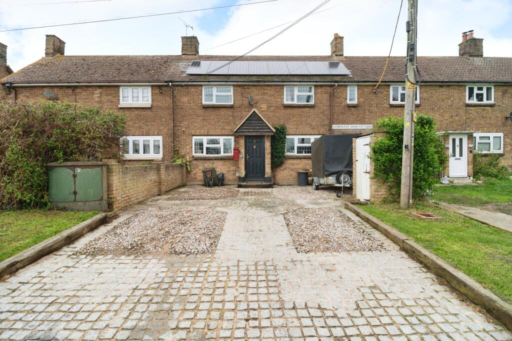 4 bedroom terraced house for sale in Lambourne Hall Road, Rochford, SS4