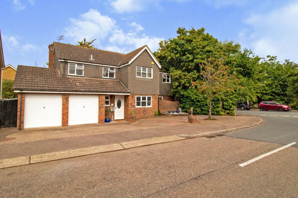 5 bedroom detached house for sale in Great Leighs Way, Basildon, SS13