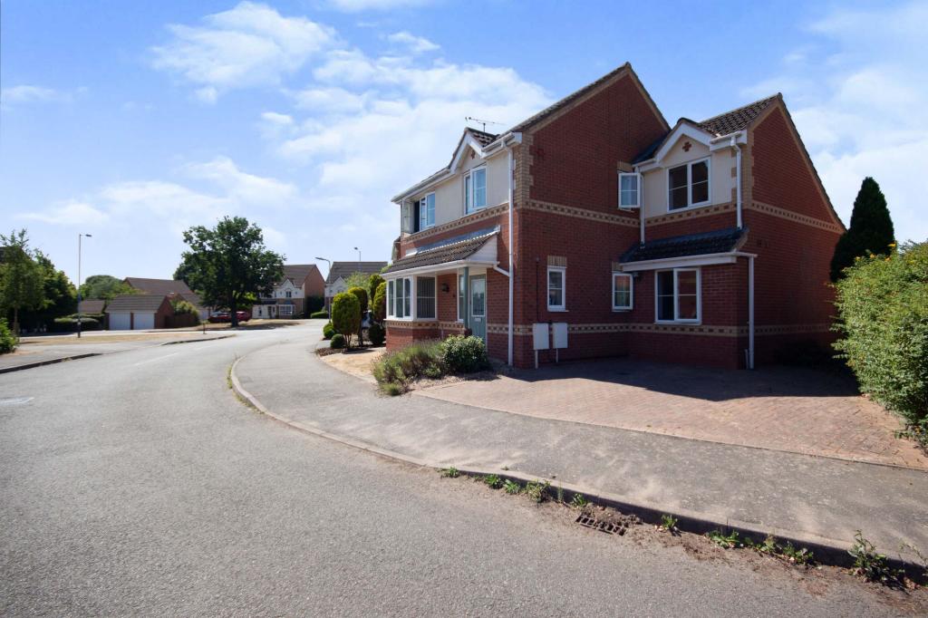 4 bedroom detached house for sale in Celandine Way, Bedworth, CV12
