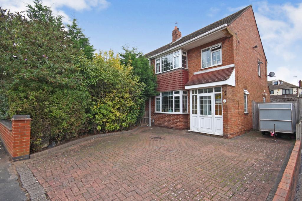 3 bedroom semidetached house for sale in Briardene Avenue, Bedworth, CV12