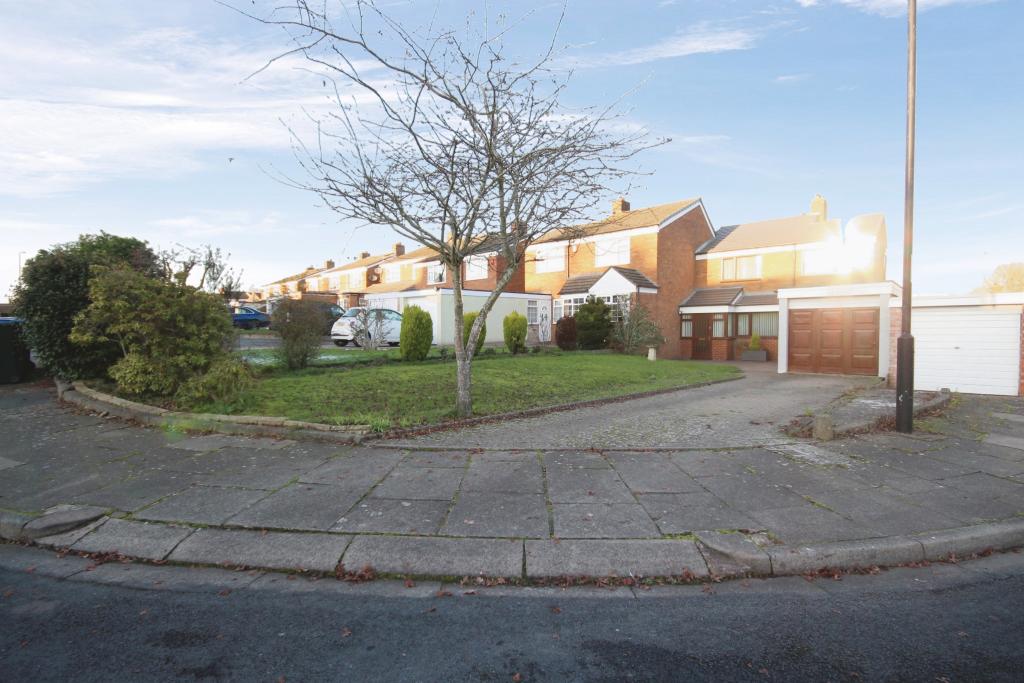 3 bedroom semidetached house for sale in Bigbury Close, Coventry, CV3