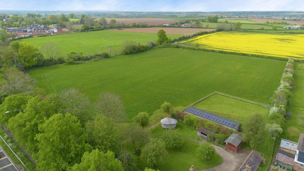 4 bedroom character property for sale in London Road, Stretton on