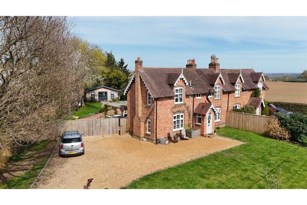 Main image of property: Hatton Bank Lane, Stratford-upon-Avon, CV37