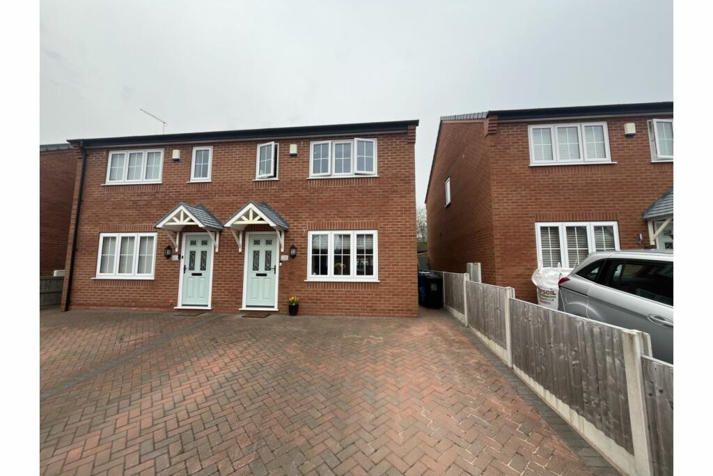 3 bedroom semidetached house for sale in Foundry Close, Chesterton
