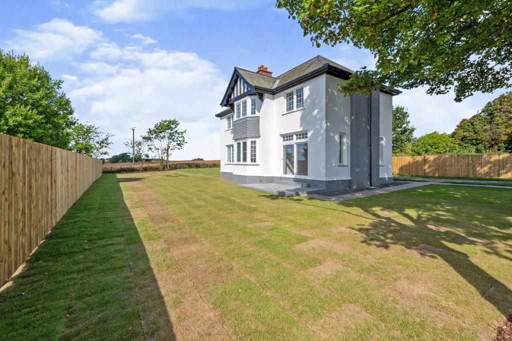 4 bedroom detached house for sale in Ordnance Road, Crombie, KY12