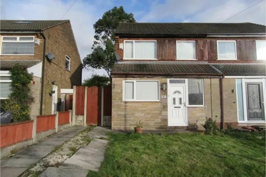 3 bedroom semidetached house for sale in Lindrick Close, Prescot, L35