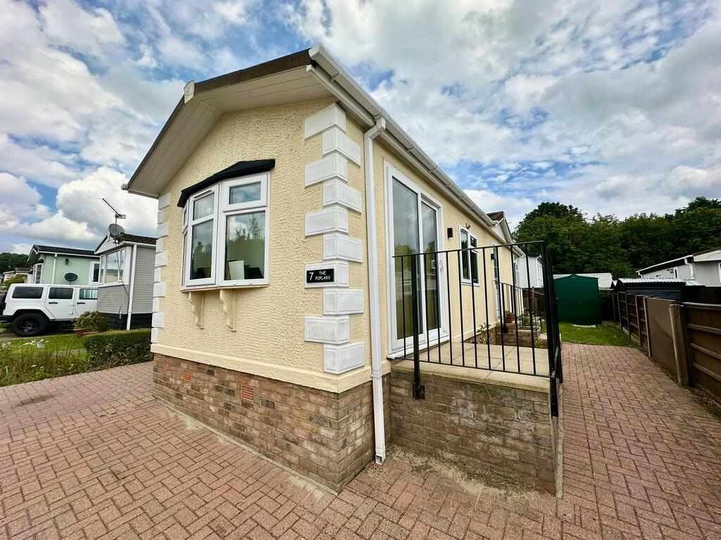 2 bedroom mobile home for sale in Woodbine Close, Waltham Abbey, EN9