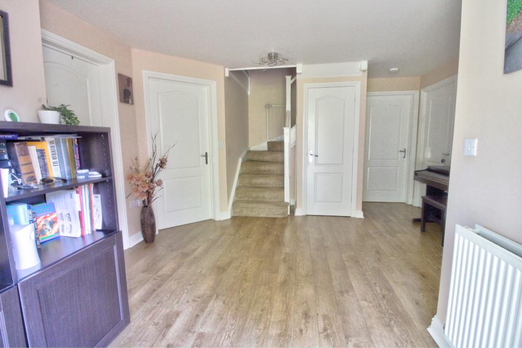 5 bedroom detached house for sale in Cranford Close, Rainham