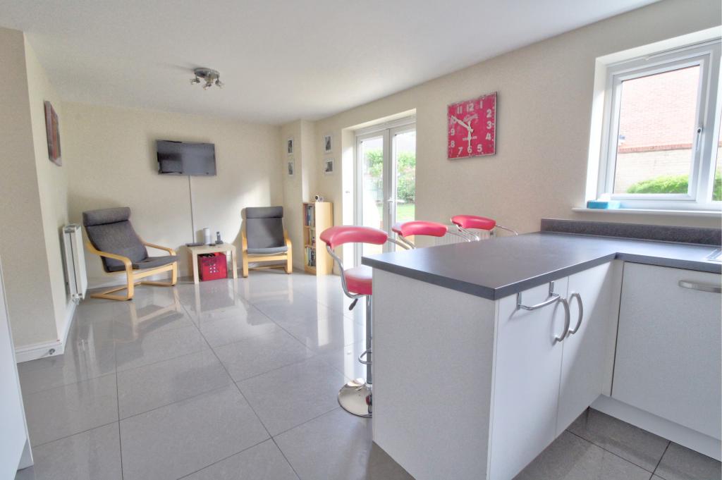 5 bedroom detached house for sale in Cranford Close, Rainham
