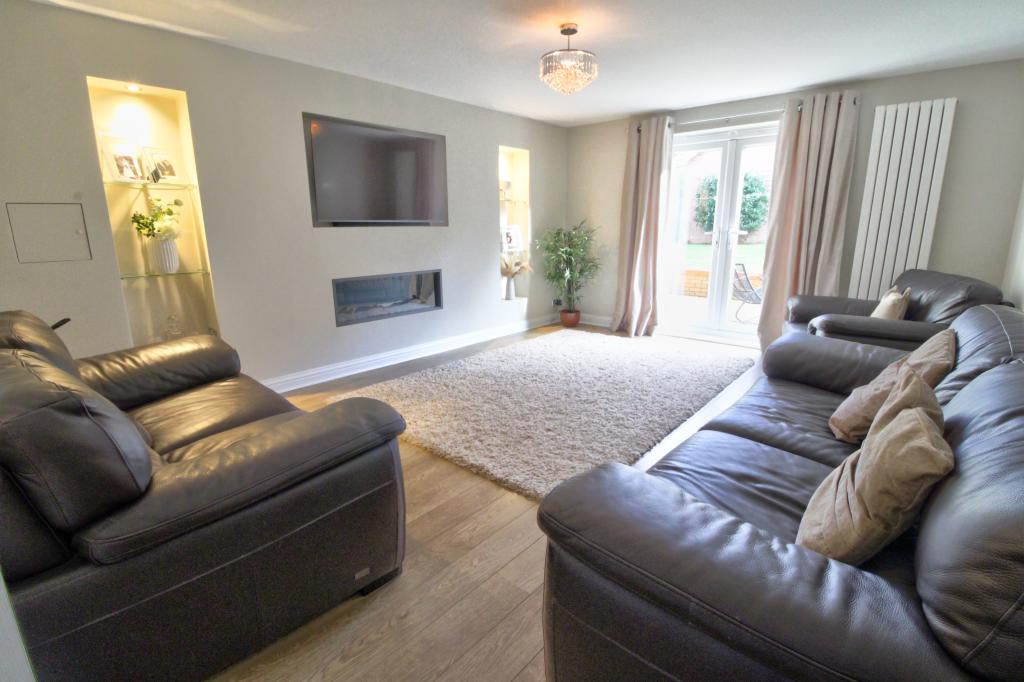 5 bedroom detached house for sale in Cranford Close, Rainham