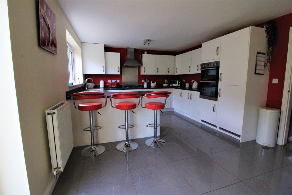 5 bedroom detached house for sale in Cranford Close, Rainham