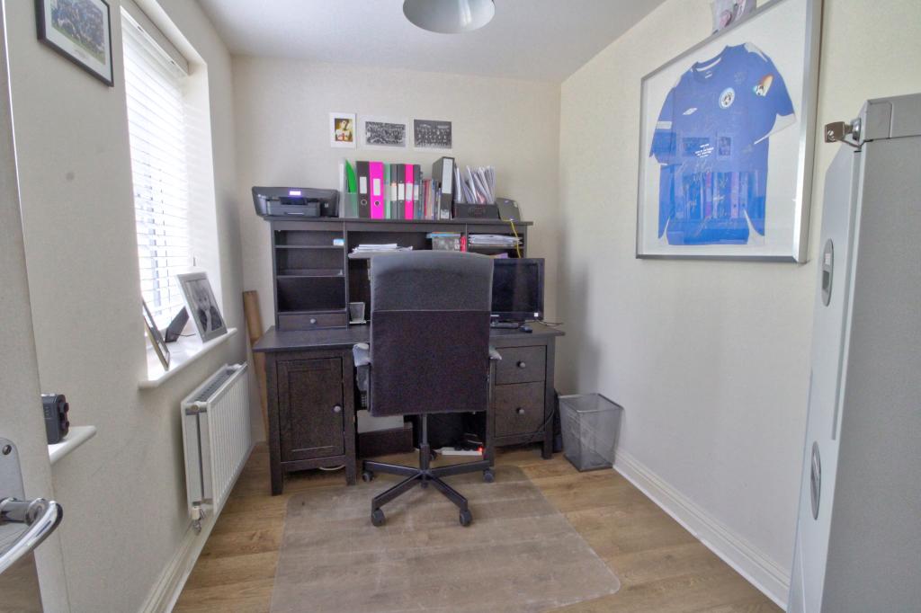 5 bedroom detached house for sale in Cranford Close, Rainham