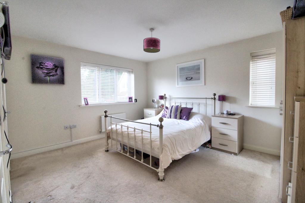 5 bedroom detached house for sale in Cranford Close, Rainham