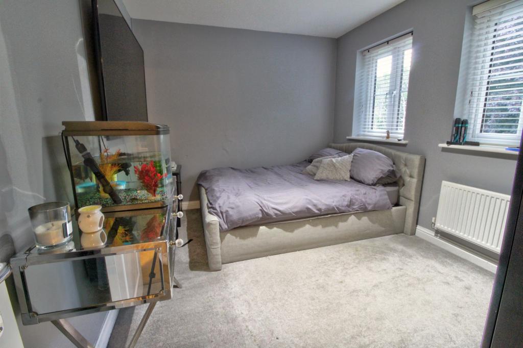 5 bedroom detached house for sale in Cranford Close, Rainham