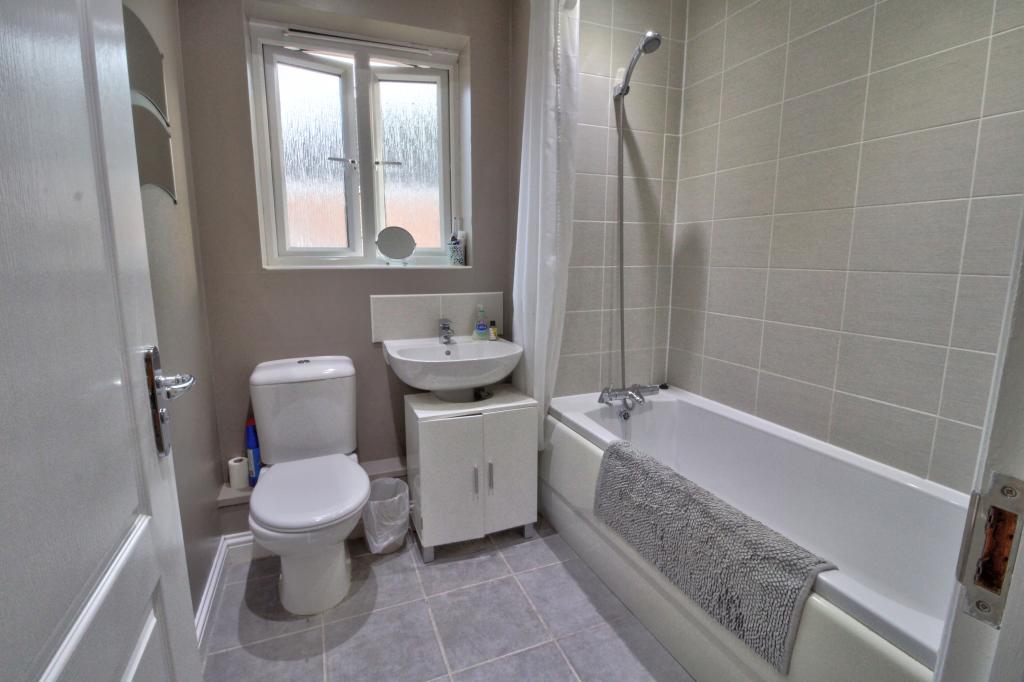 5 bedroom detached house for sale in Cranford Close, Rainham
