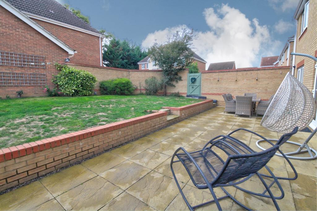 5 bedroom detached house for sale in Cranford Close, Rainham