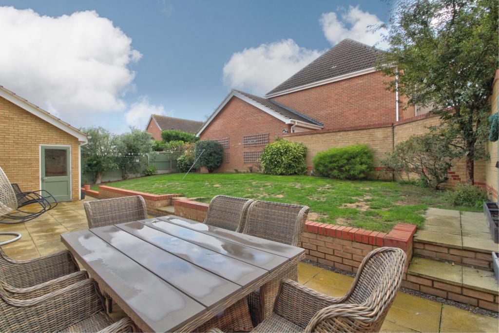 5 bedroom detached house for sale in Cranford Close, Rainham