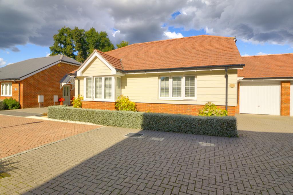 2 bedroom detached bungalow for sale in The Weavers, Headcorn, TN27