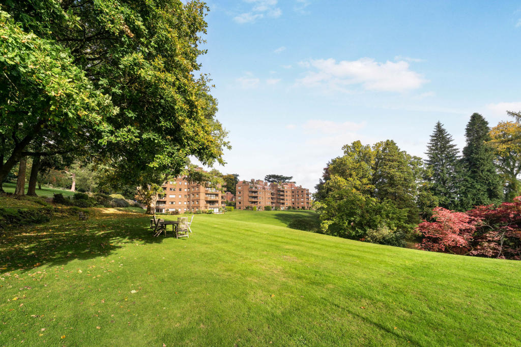 2 bedroom apartment for sale in Lythe Hill Park, Haslemere, GU27