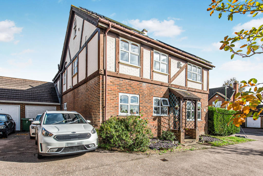 6 bedroom detached house for sale in The Hedgerow , Weavering